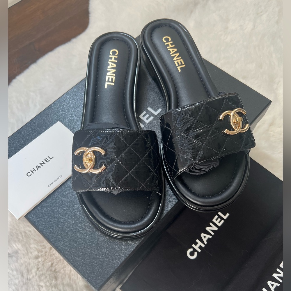 NWT CHANEL Black Patent Leather Quilted Slide Sandals with Gold CC Logo Size 39 - Picture 2 of 5
